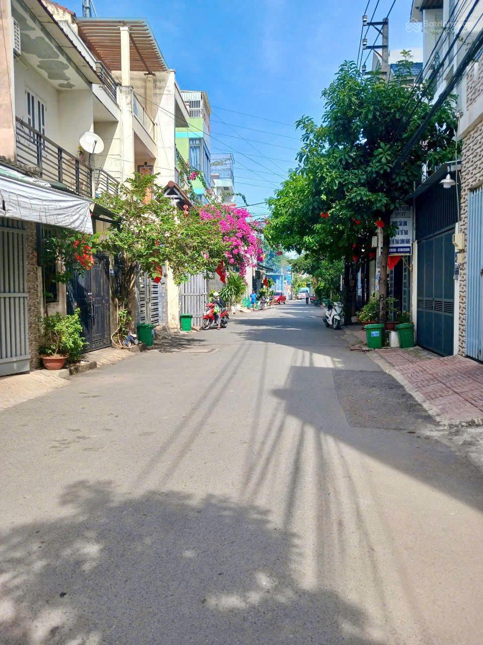 Bán đất tại đường Gò Cát Quận 9 (cũ) giá 4,3 tỷ liên hệ Tấn Giàu 0909 121 ***