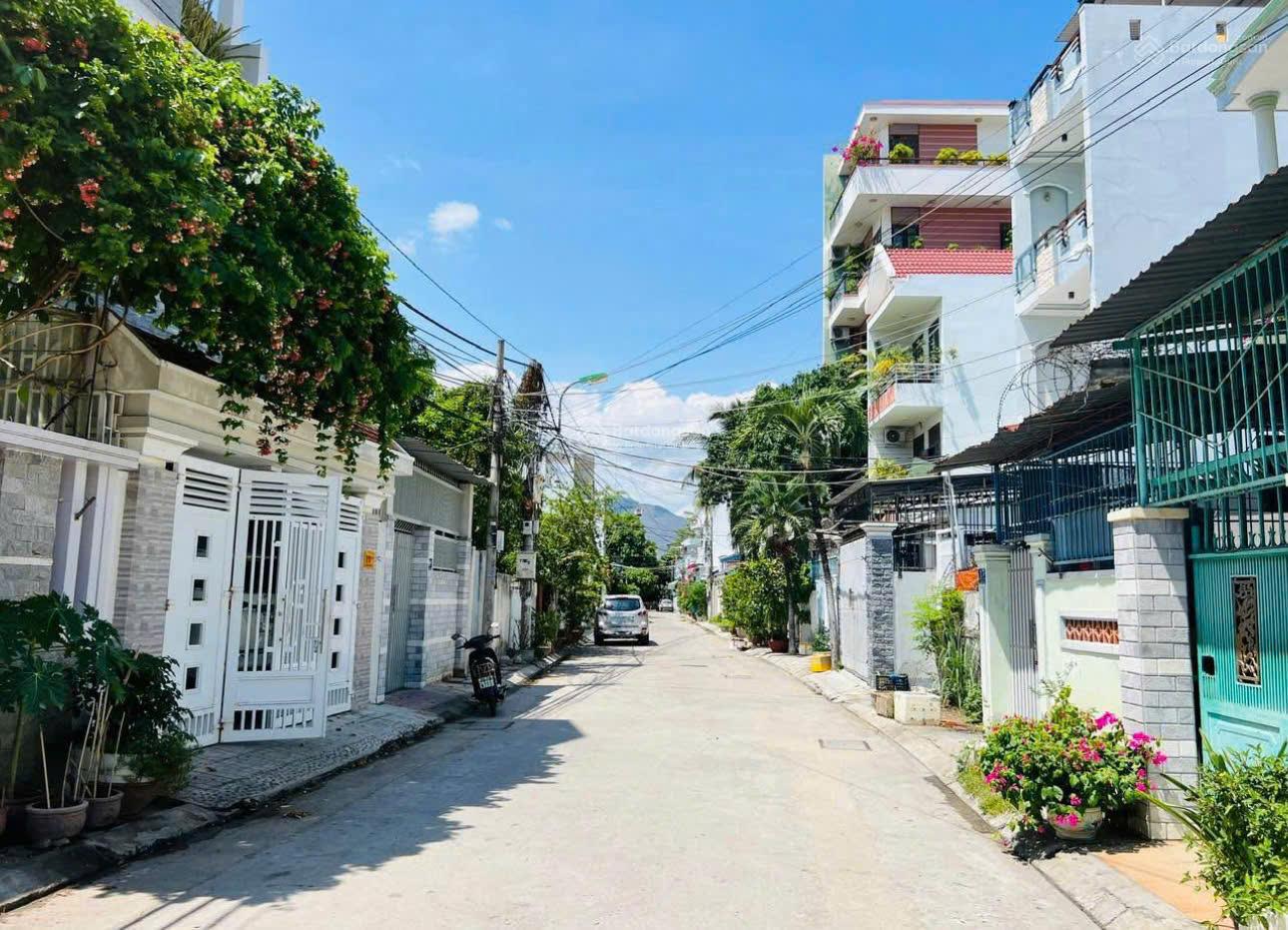 Bán đất có nhà cấp 4 cũ đường Dương Văn An sát Nguyễn Đức Cảnh và Hoàng Diệu Nha Trang