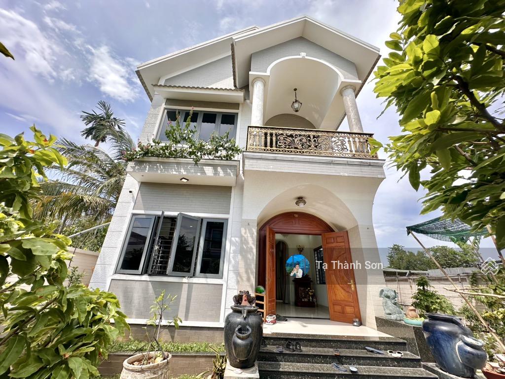 Chính chủ ngay QL13 375m2 15x25 cách QL13 200m, giáp sông SG Full nội thất quý cần bán gấp