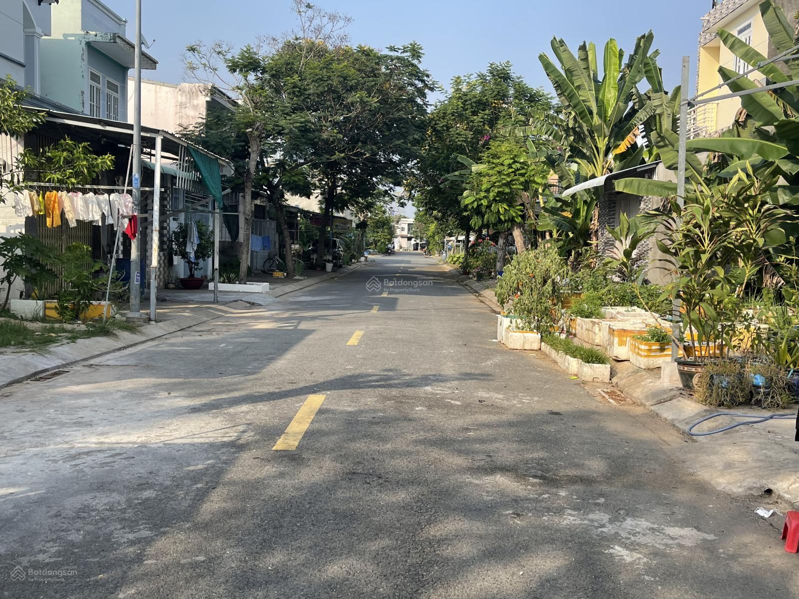 Cần bán lô đất KDC Long Hậu Nam Sài Gòn. DT: 5m x 18m hướng Đông, giá 2 tỷ 350tr. Sổ đỏ riêng Cần bán lô đất KDC Long Hậu Nam Sài Gòn. DT: 5m x 18m hướng Đông, giá 2 tỷ 350tr. Sổ đỏ riêng