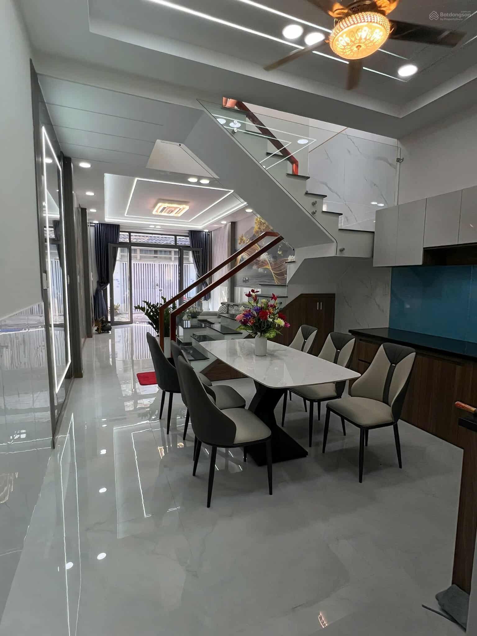 Nhà đẹp Quận 12 - 2 tầng đúc, 3PN đủ nội thất, hẻm ô tô thông, gần ngay BV Quận 12 và Chợ