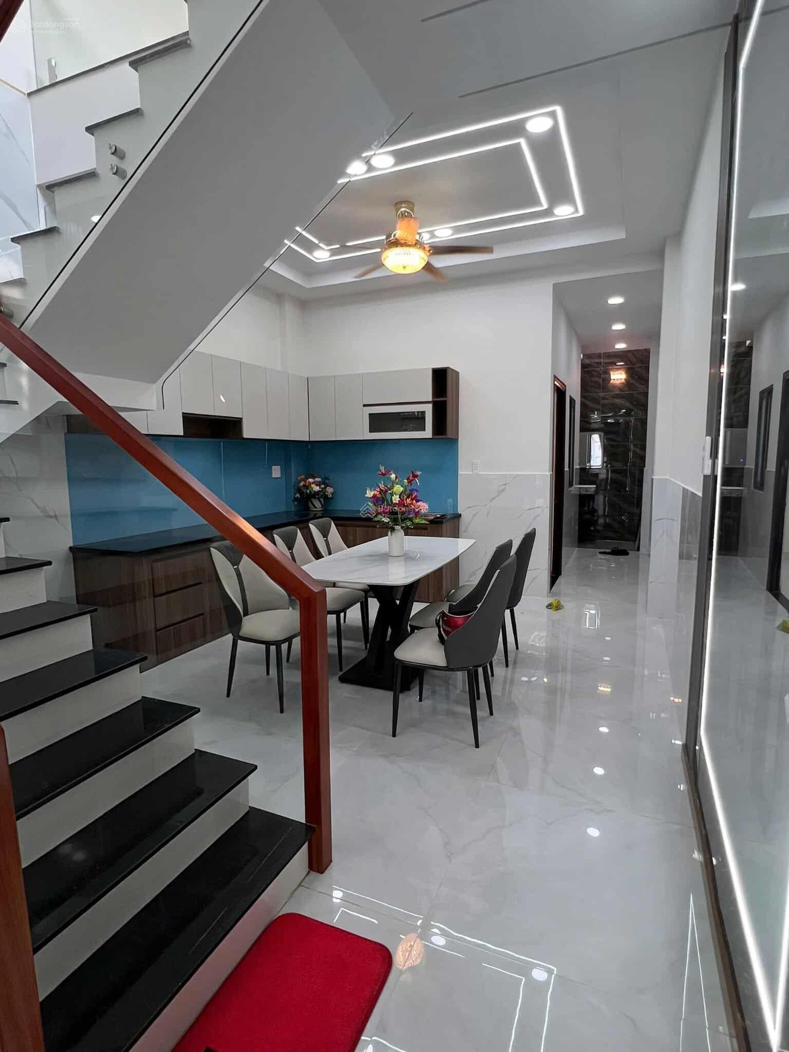 Nhà đẹp Quận 12 - 2 tầng đúc, 3PN đủ nội thất, hẻm ô tô thông, gần ngay BV Quận 12 và Chợ