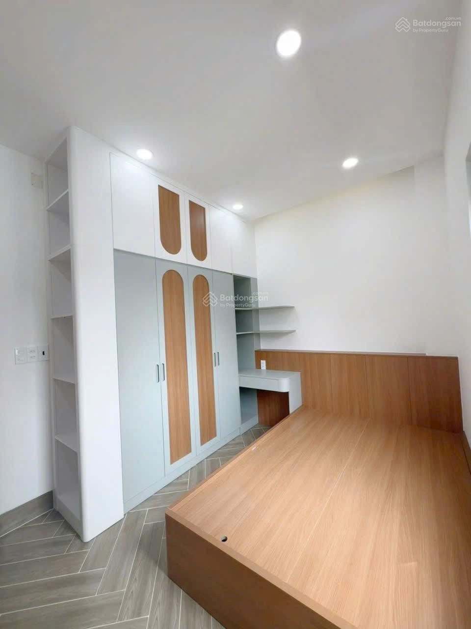 Bán nhà 3 Tầng Đường Trường Lưu , Long Trường , Quận 9 _ 4PN , Hướng Đông