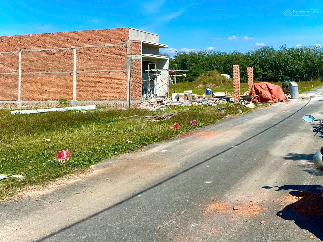 Chính chủ bán lô đất ngay KCN Vsip 2, sổ sẵn, dân cư đông, 200m2/ 550 Triệu, gần chợ Chánh Lưu