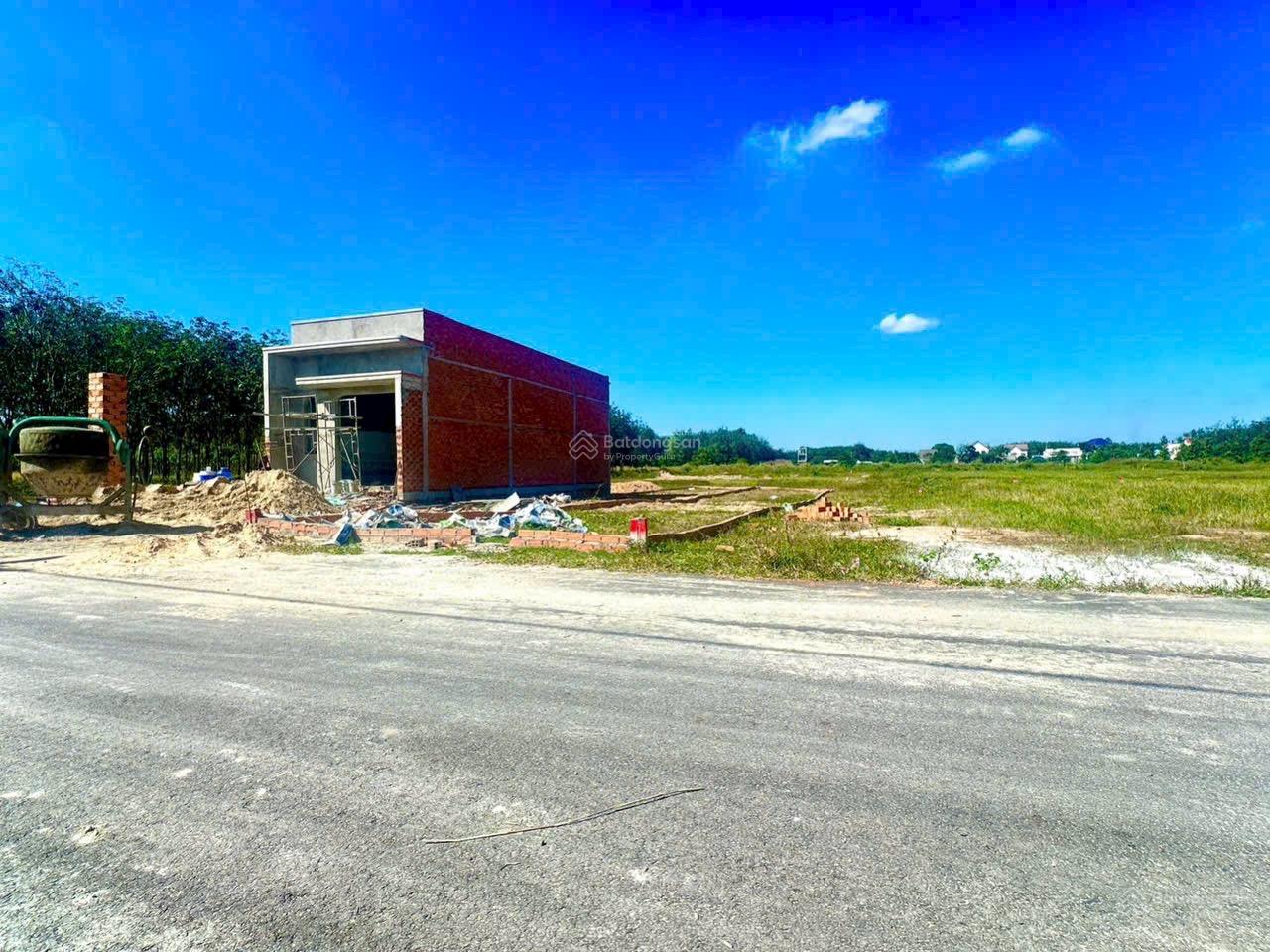 Chính chủ bán lô đất ngay KCN Vsip 2, sổ sẵn, dân cư đông, 200m2/ 550 Triệu, gần chợ Chánh Lưu