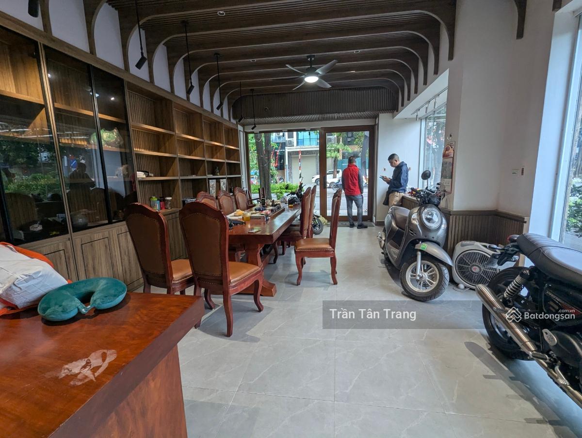 Hạ chào 2 tỷ, Nhà mặt Phố Lạc Long Quân, thang máy, logoc, kinh doanh cực tốt