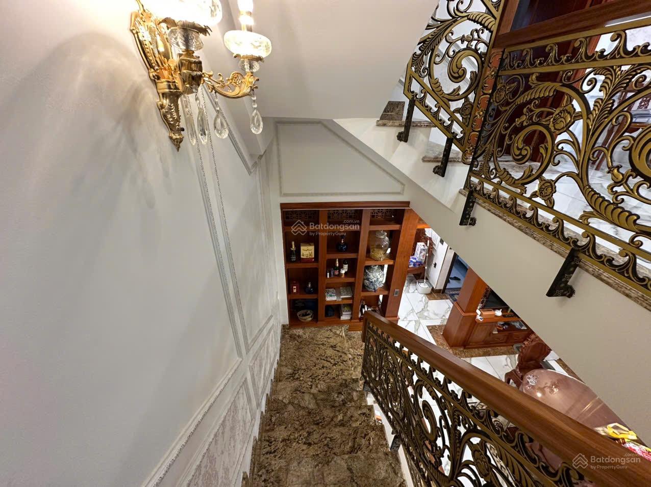 Cho thuê căn shophouse 1T3L khu Văn Hoa Villa, đầy đủ nội thất gỗ cao cấp