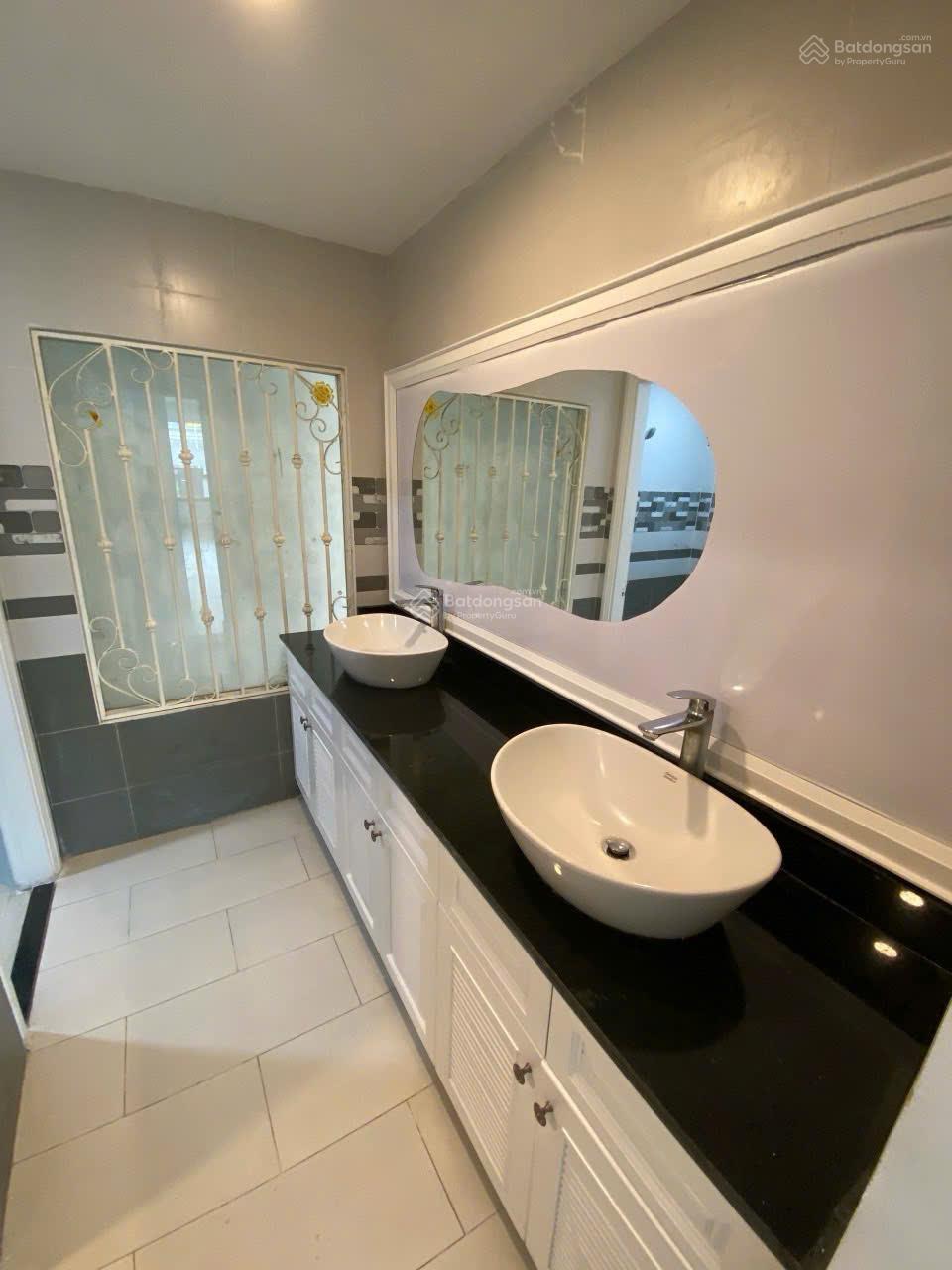 Nhà phố đường Trương Văn Bang cho thuê. DT 8x20m, hầm 4 tầng, 2sàn trống, 3 phòng máy lạnh 60tr/th