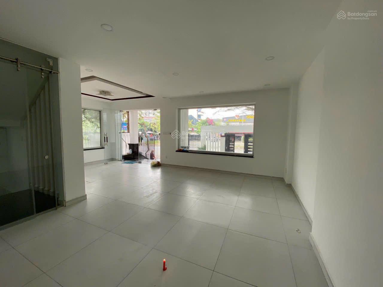 Nhà phố đường Trương Văn Bang cho thuê. DT 8x20m, hầm 4 tầng, 2sàn trống, 3 phòng máy lạnh 60tr/th