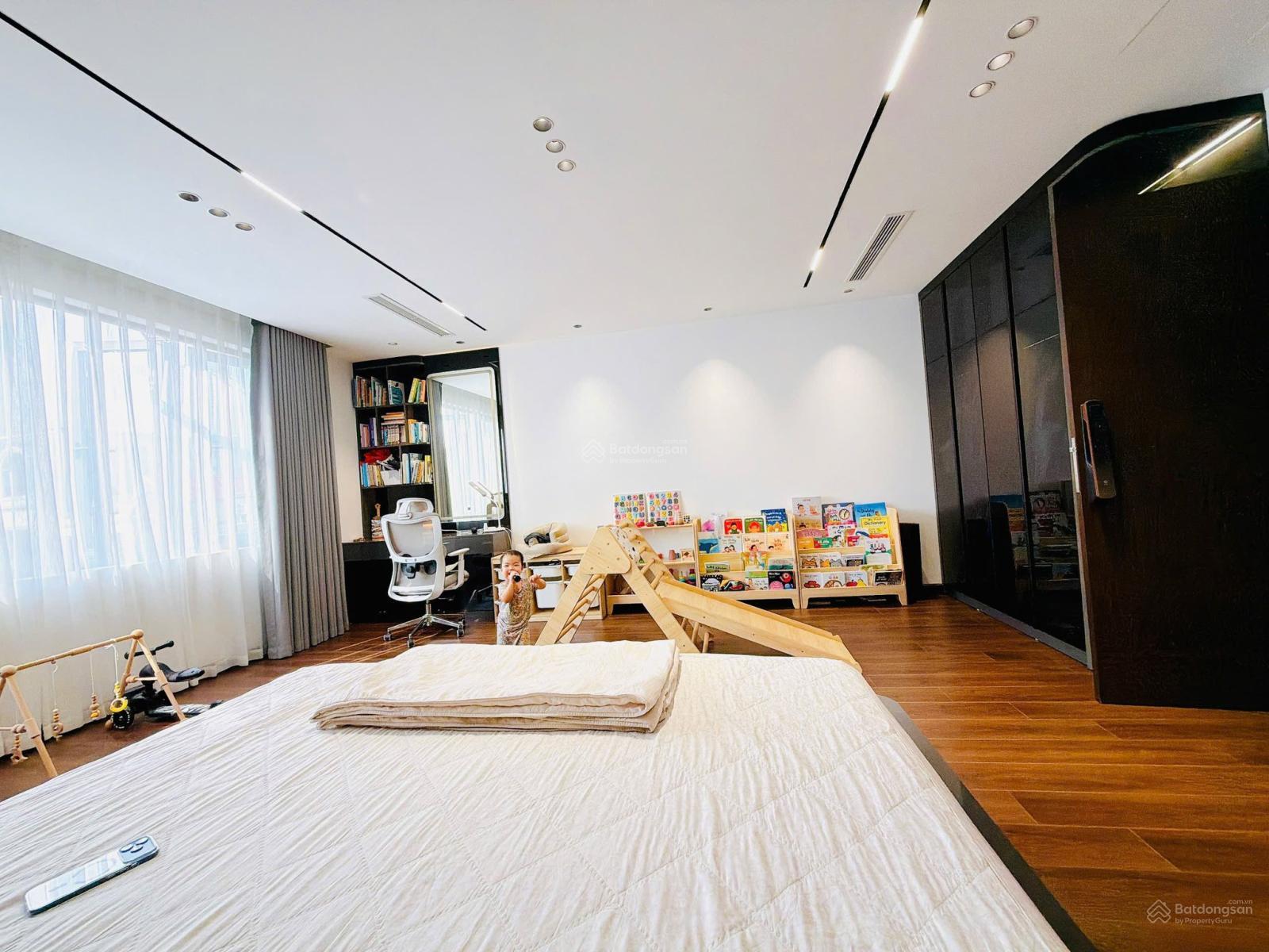 Gia đình cần bán gấp nhà mặt phố Chương Dương, mặt tiền 5.4 m, vỉa hè rộng, KD rất tốt, chỉ 13 tỷ Gia đình cần bán gấp nhà mặt phố Chương Dương, mặt tiền 5.4 m, vỉa hè rộng, KD rất tốt, chỉ 13 tỷ