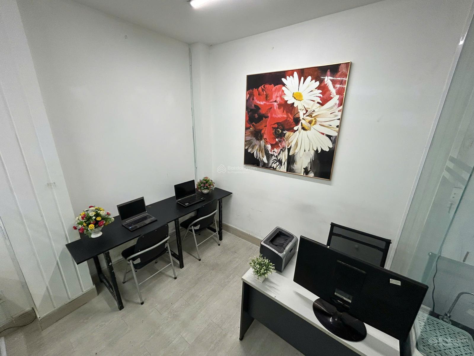 Văn phòng riêng sẵn bàn ghế trọn gói 3 triệu tặng 01 bảng tên