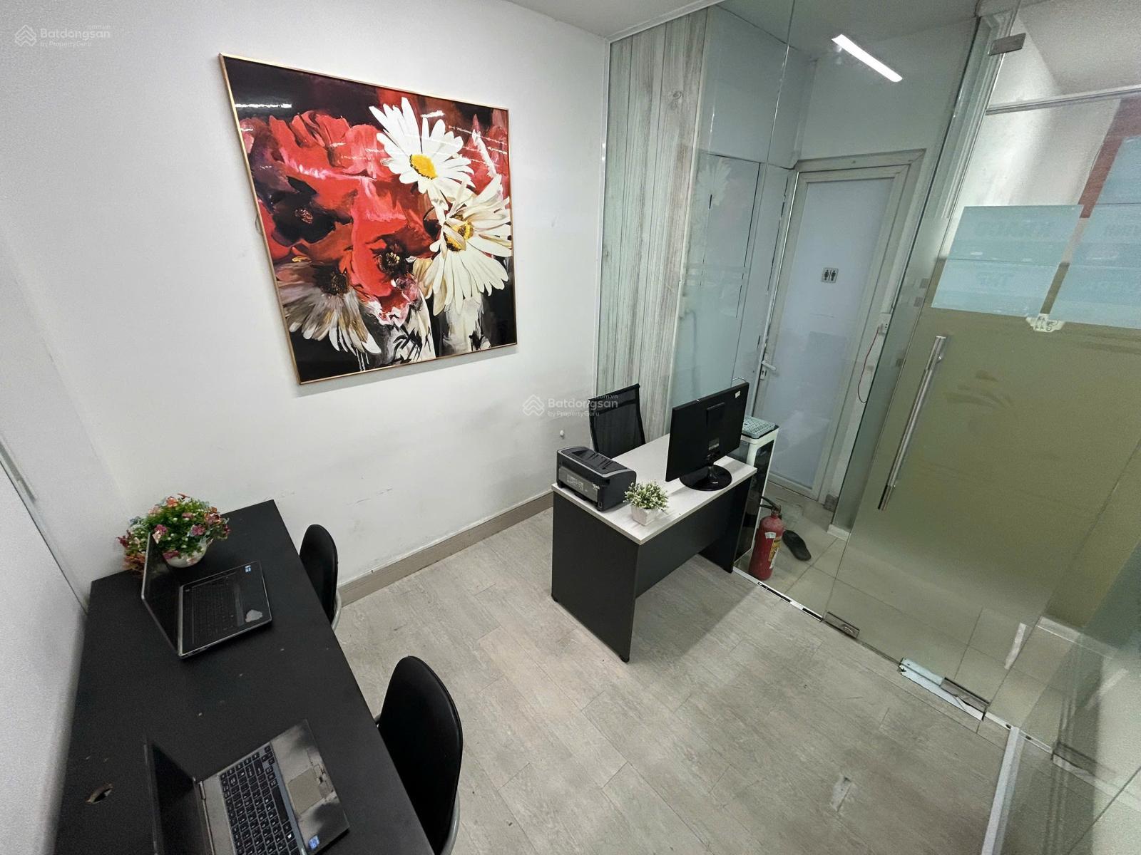 Văn phòng riêng sẵn bàn ghế trọn gói 3 triệu tặng 01 bảng tên