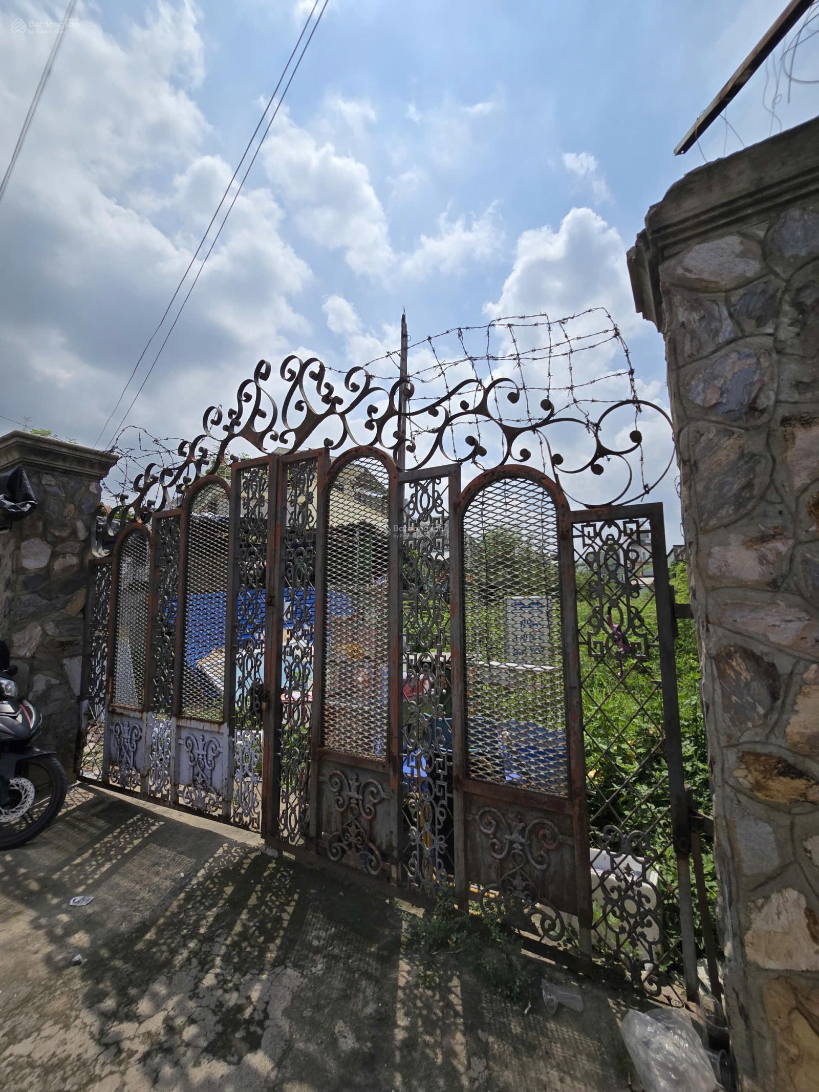 Bán gấp đất 12m mặt tiền đường Nguyễn Duy Trinh, Long Trường, Quận 9.