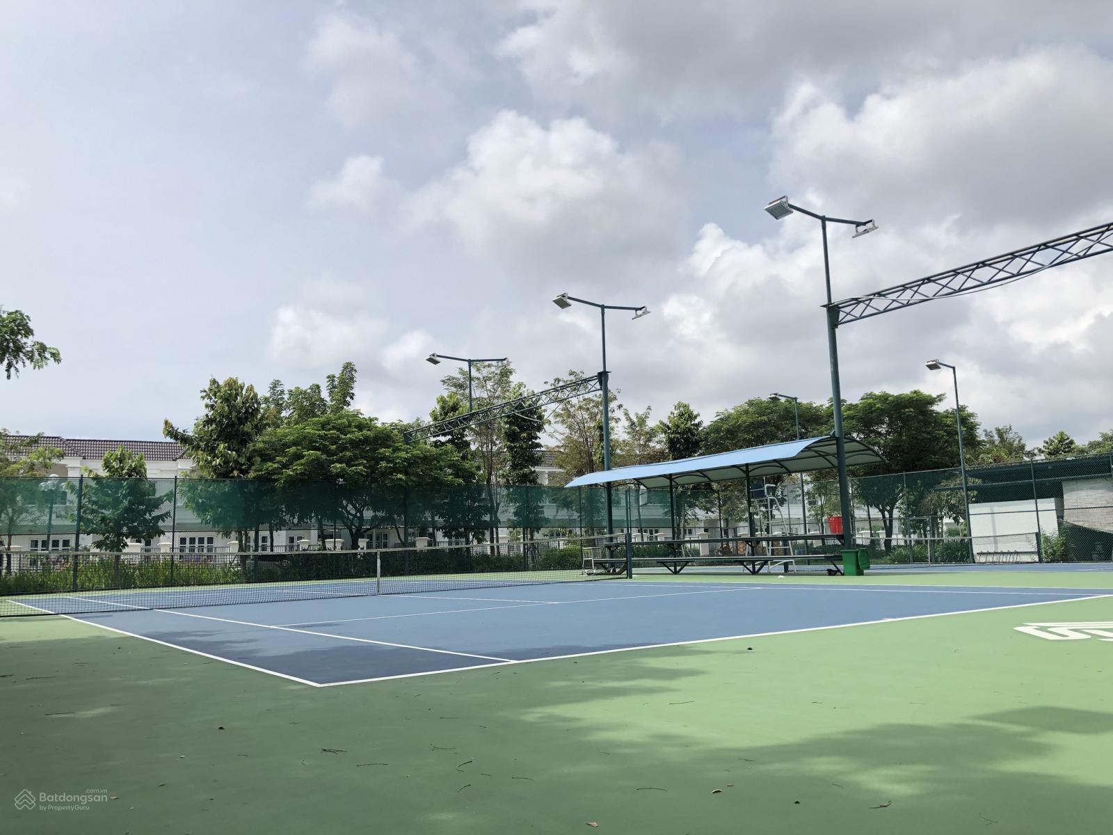 Bán nhà phố mặt tiền diện tích 5x20m, 1 trệt 2 lầu, sổ hồng sẵn, nhận nhà kinh doanh ngay