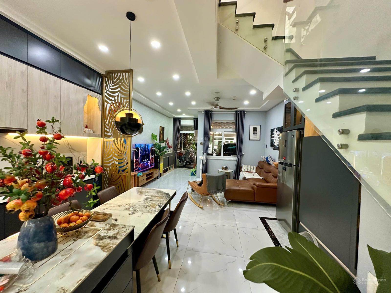 Gia đình cần bán căn nhà phố , 3 PN full nội thất Giá tốt