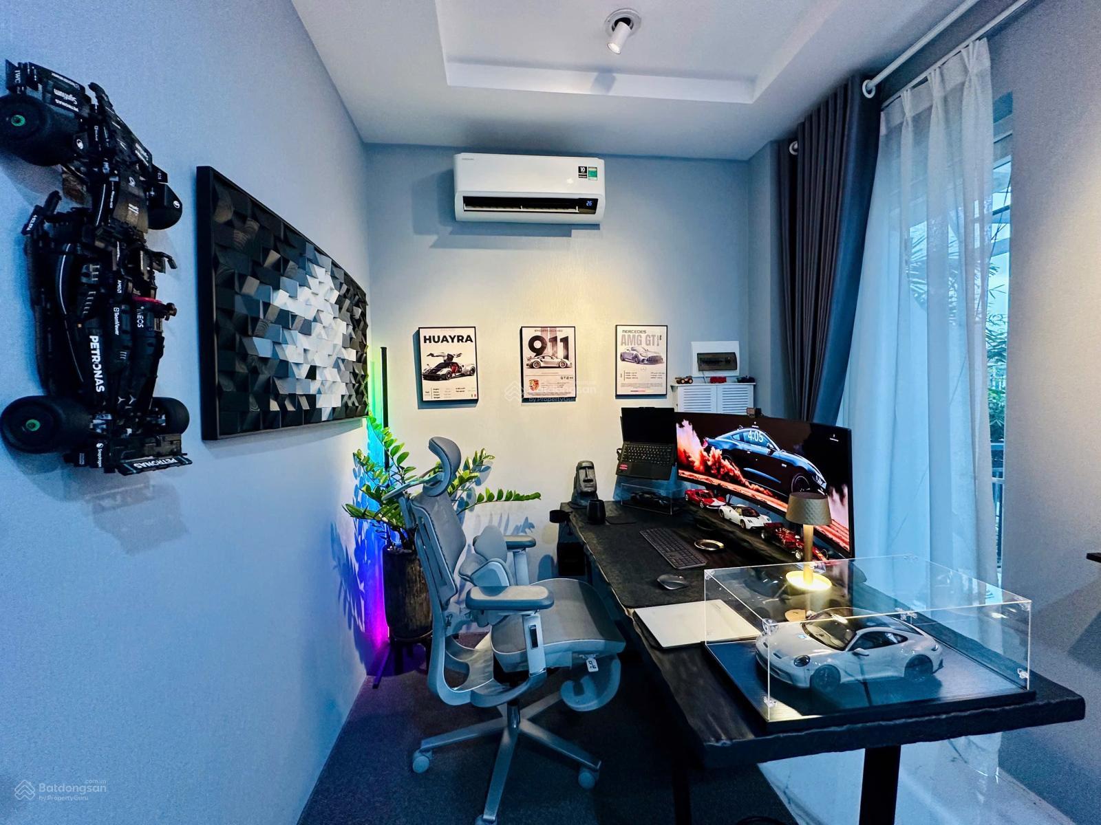 Gia đình cần bán căn nhà phố , 3 PN full nội thất Giá tốt