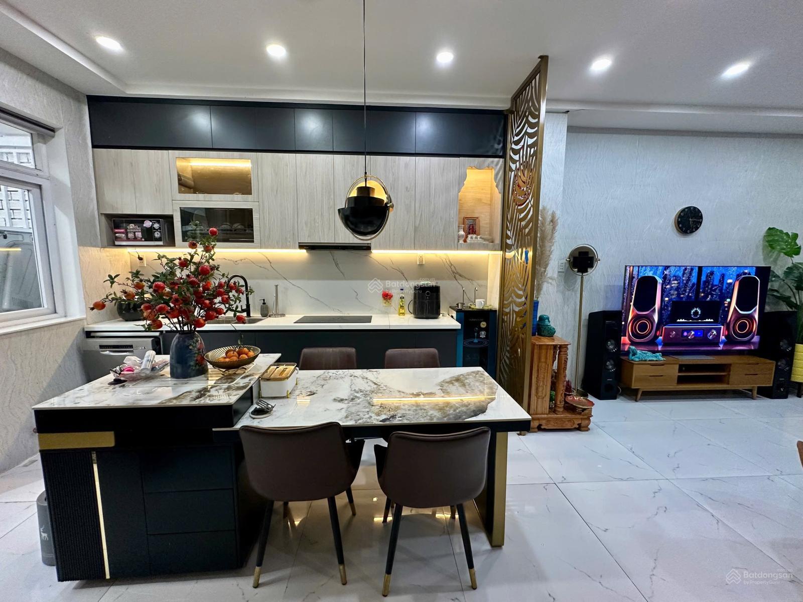 Gia đình cần bán căn nhà phố , 3 PN full nội thất Giá tốt