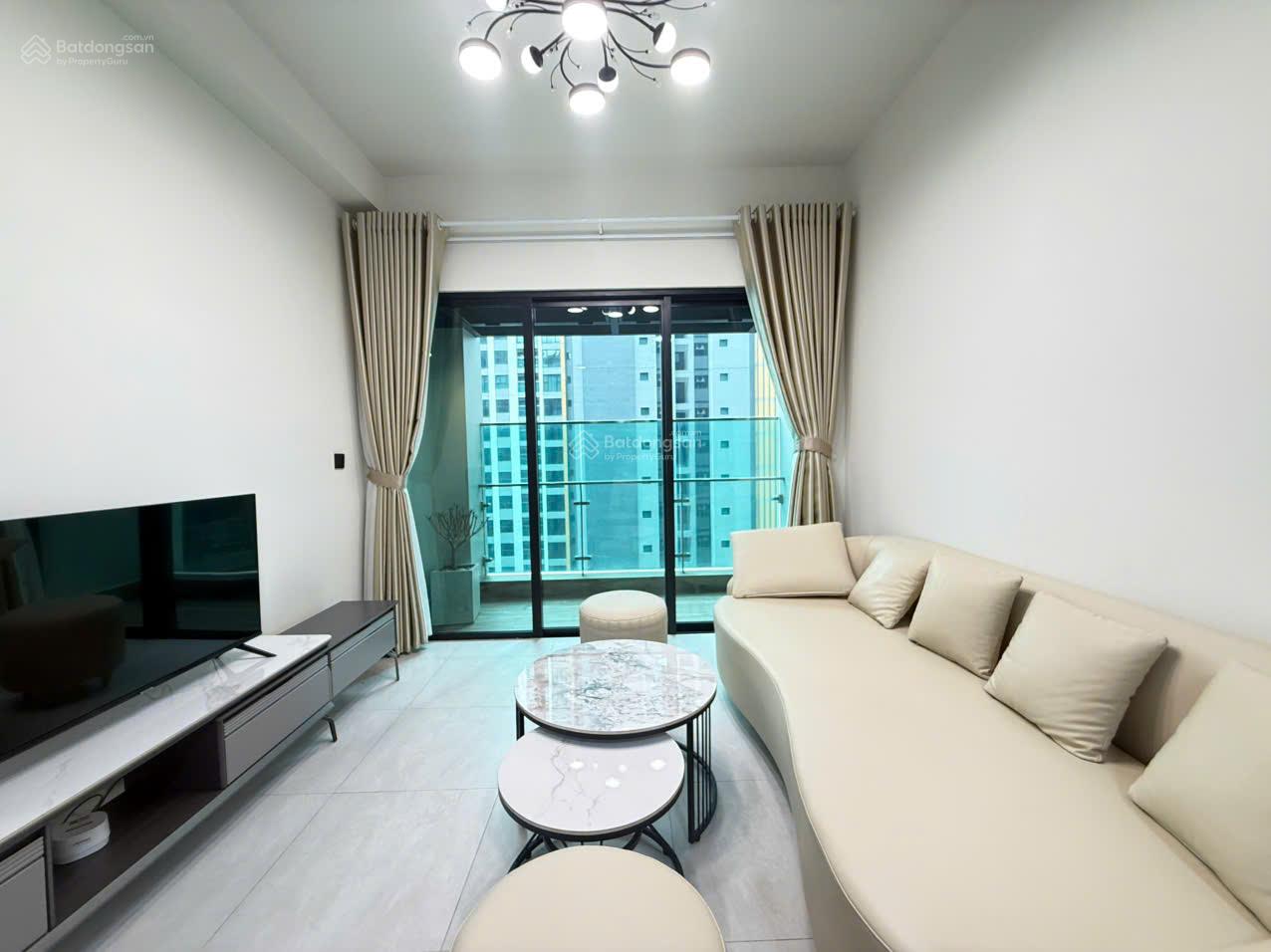 Thuê ngay 2PN2WC 86m2 NT mới 100% ban công view thoáng ngay Bến Vân Đồn Q4 sát Q1 LH 0775 924 ***