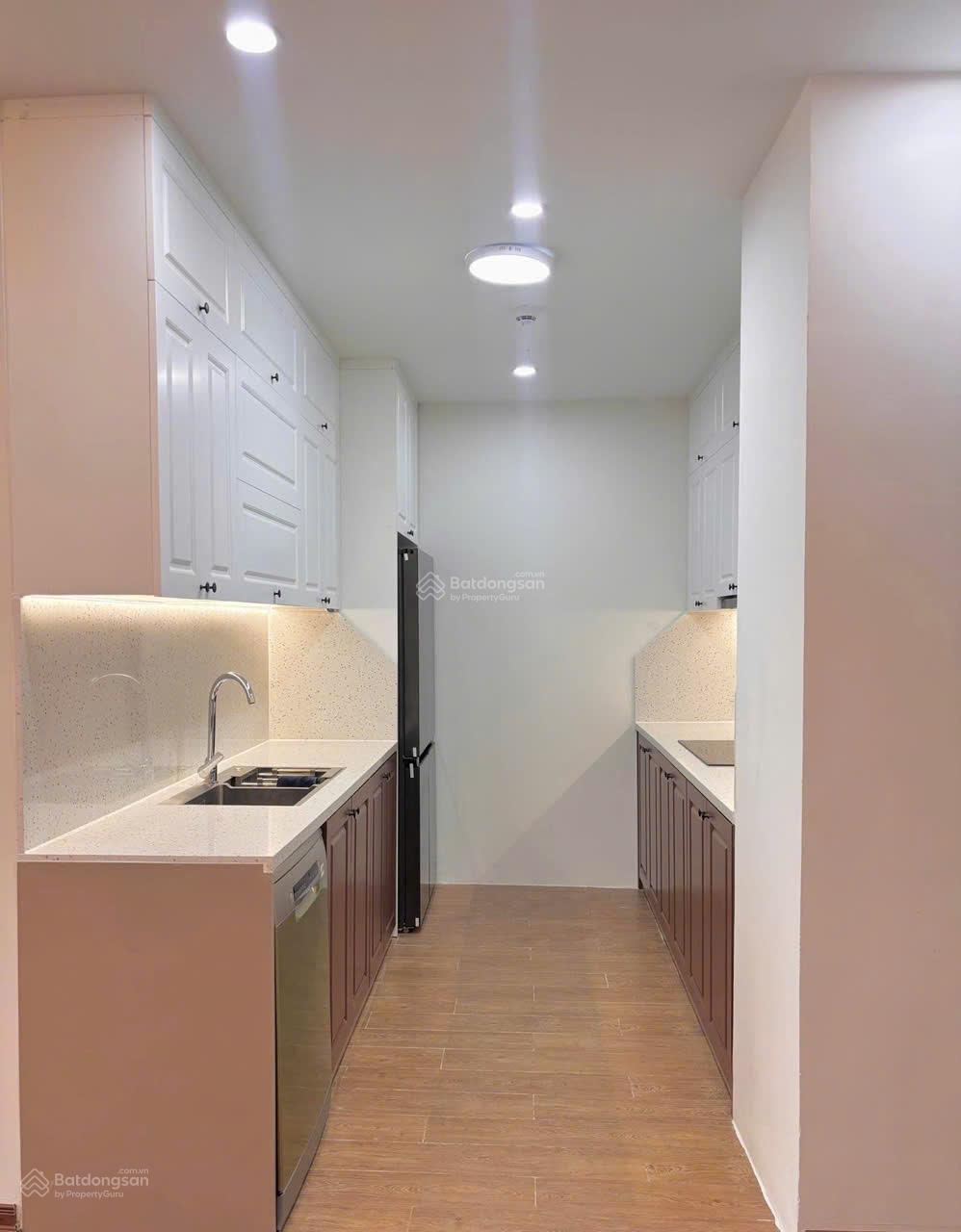 Cho thuê CH 75m2 2PN full đồ tòa Watermark 395 Lạc Long Quân, view ngoại giao đoàn giá tốt cuối năm