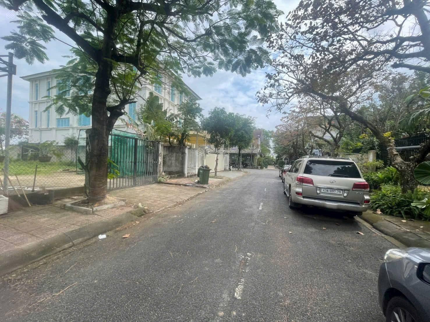 Bán đất BIỆT THỰ ĐẢO XANH Dt 400 m2 giá 150 tr/m2 LH 0935 121 ***