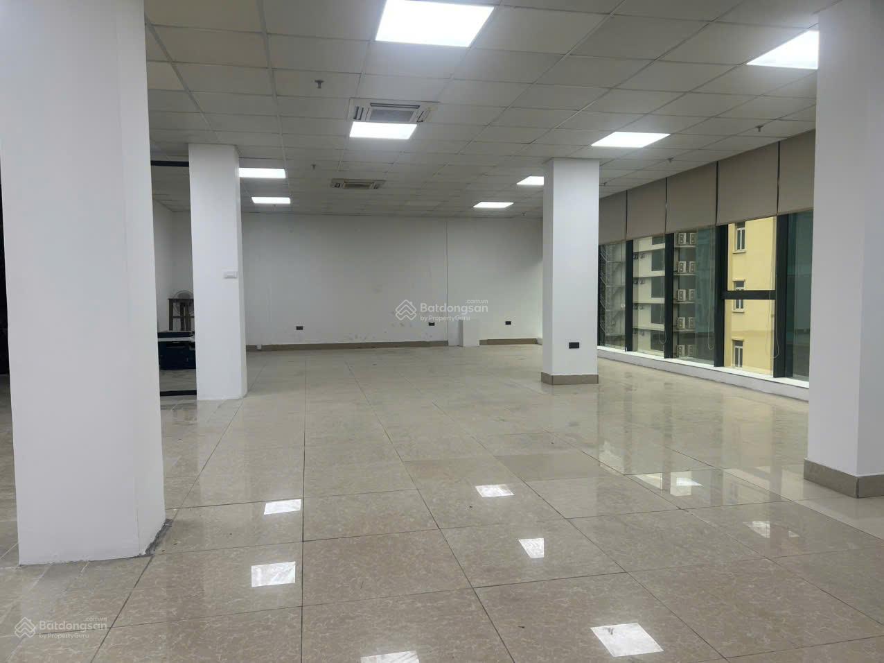 Văn phòng cho thuê 250m² tại Dịch Vọng, Cầu Giấy  Thang máy, hầm xe