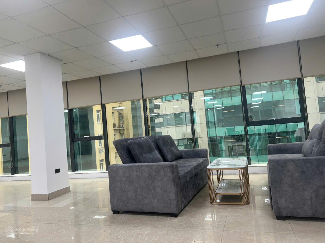 Văn phòng cho thuê 250m² tại Dịch Vọng, Cầu Giấy  Thang máy, hầm xe