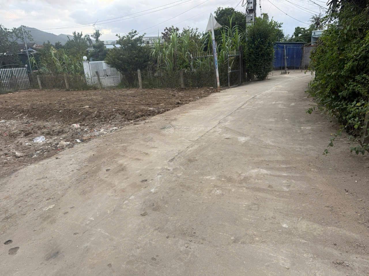 Bán nhanh lô góc xã Vĩnh Trung DT 100,4m2 - MT 5,5m - full thổ cư - đất vuông vức, cao ráo - 1,8tỷ