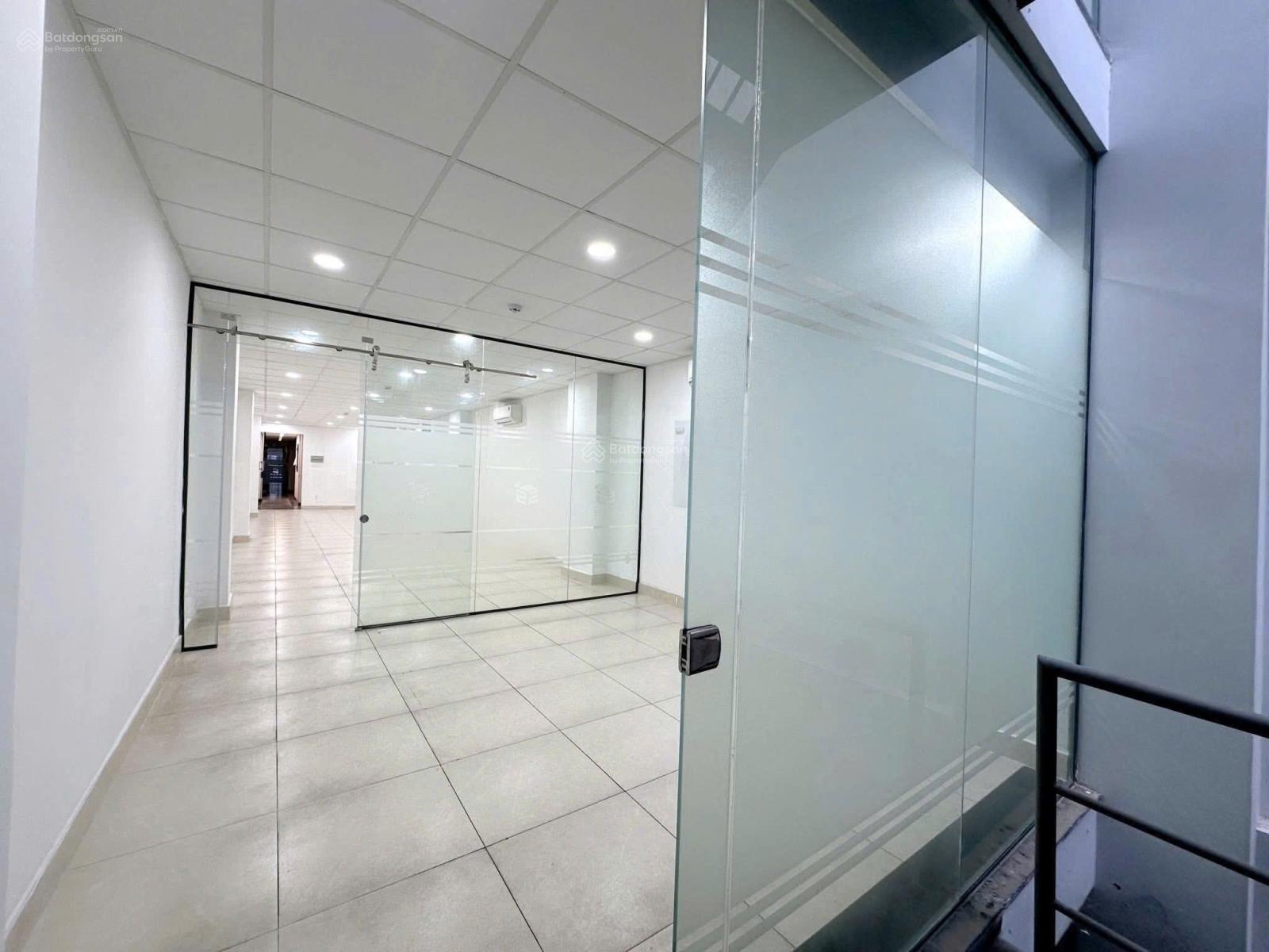 Cho thuê văn phòng đường Sông Thao, Tân Bình. DT 75m2 giá siêu tốt chỉ 16tr đã ngăn 1 phòng