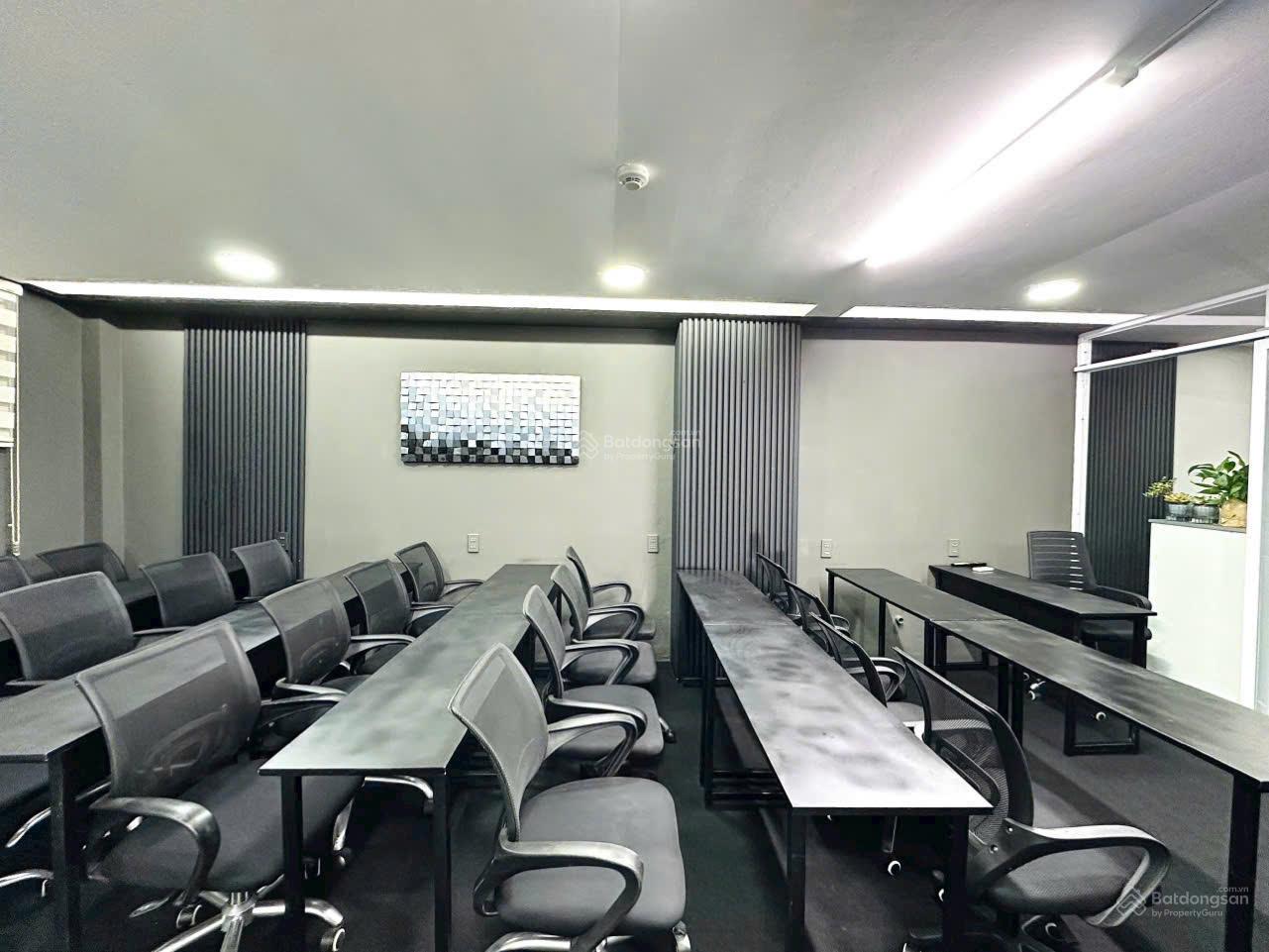 CHO THUÊ VĂN PHÒNG FULL NỘI THẤT ĐƯỜNG TRẦN HUY LIỆU, PHÚ NHUẬN. DT 110M2 - 18TR/ T