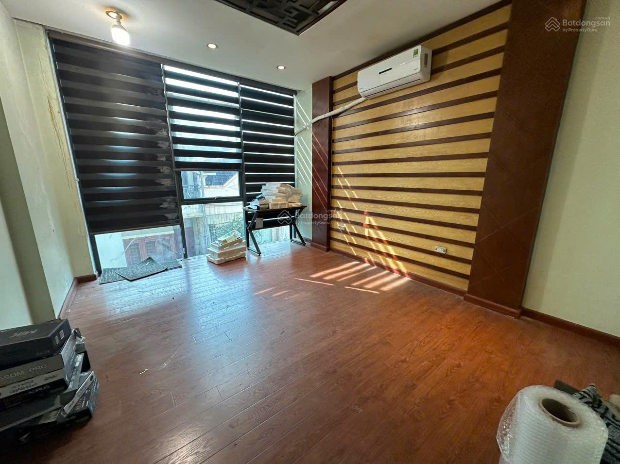 Cho thuê 2 tầng 6 + 7 trong toà nhà, có 2 phòng ngủ, bếp rộng phù hợp gia đình ở. Giá rẻ hợp lý