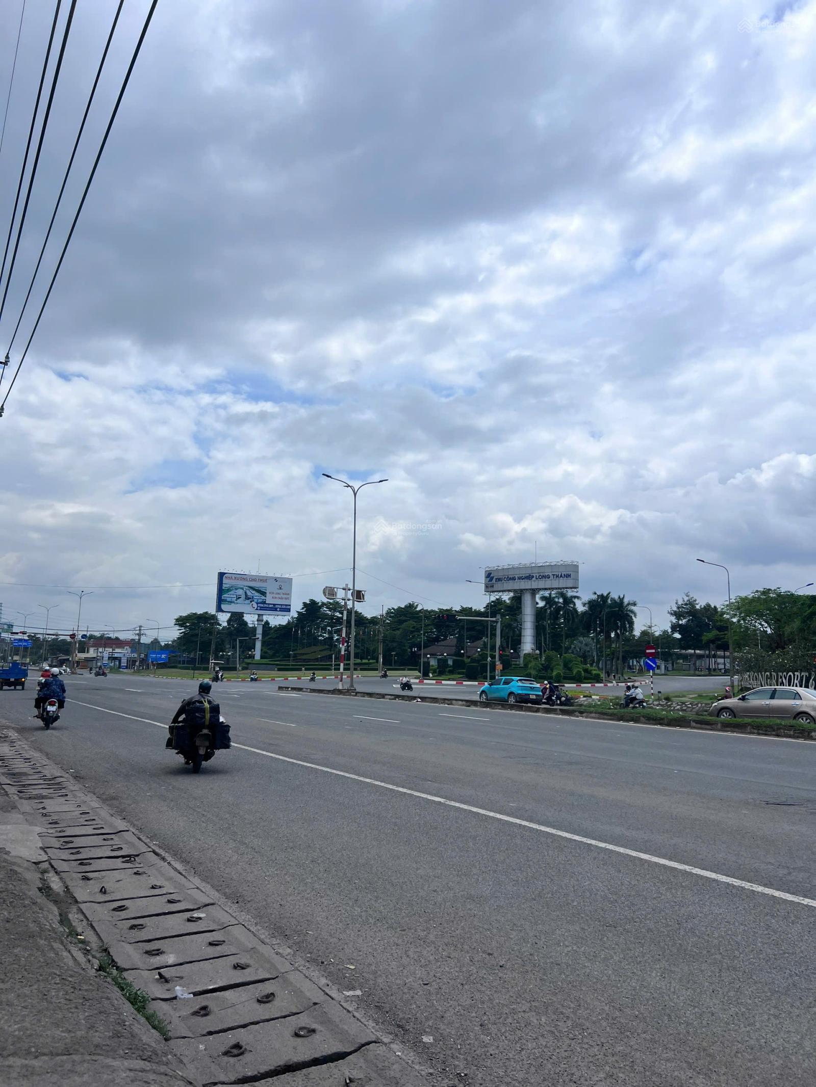 Mặt tiền trục chính lớn ngay cổng dự án Thung Lũng Xanh, sổ riêng, Đông Bắc. 108m2. Giá dân 2.35 tỷ