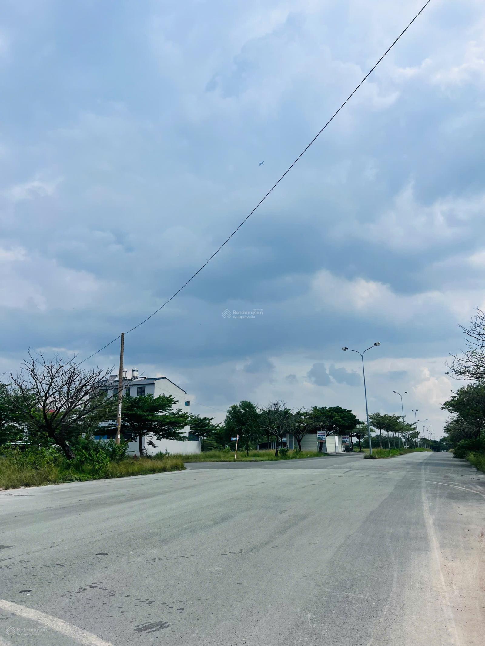 Mặt tiền trục chính lớn ngay cổng dự án Thung Lũng Xanh, sổ riêng, Đông Bắc. 108m2. Giá dân 2.35 tỷ