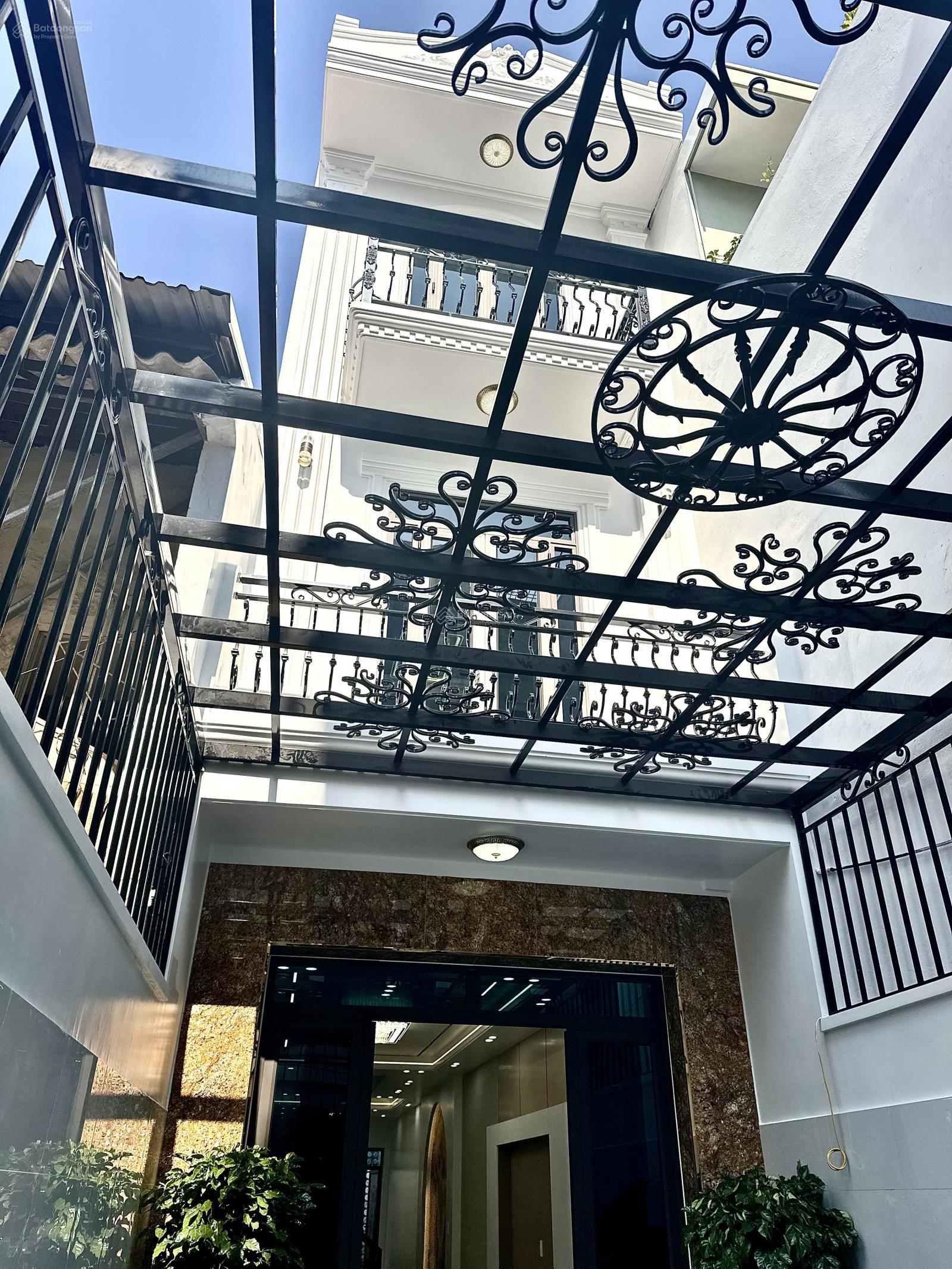 Nhà xây mới sân cổng riêng phố Hoàng Minh Thảo - ô tô cách nhà 5 bước chân