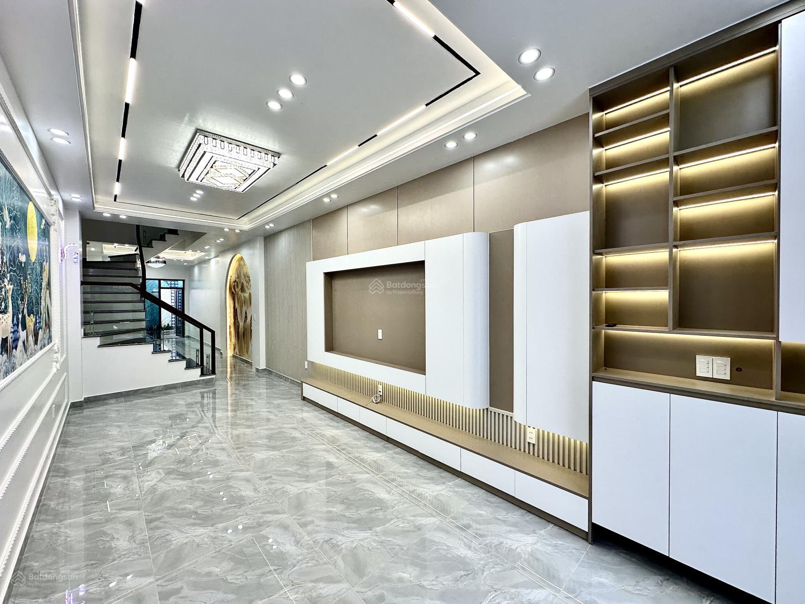 Nhà xây mới sân cổng riêng phố Hoàng Minh Thảo - ô tô cách nhà 5 bước chân