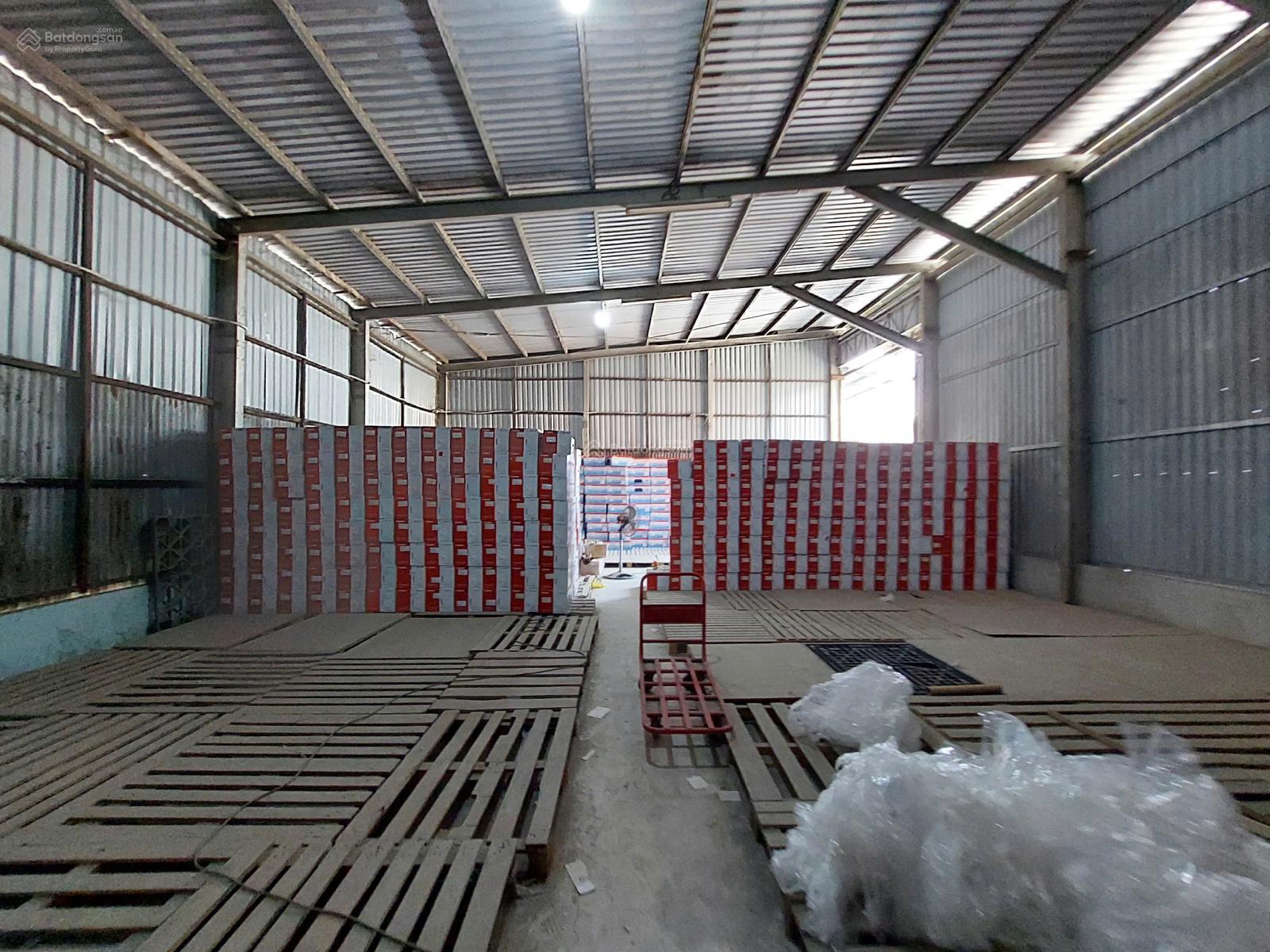 Cho thuê kho Quận 7 150m² xe cont tận cửa, bãi rộng bốc dỡ hàng hóa