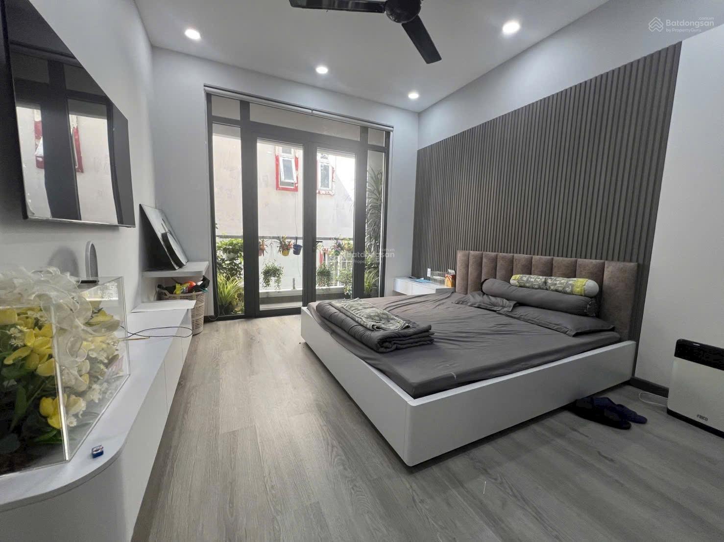 Chính chủ gửi bán gấp căn nhà đường Calmette, Quận 1, 45m2, 4 tầng, 3pn 3wc, hẻm trước nhà 4m