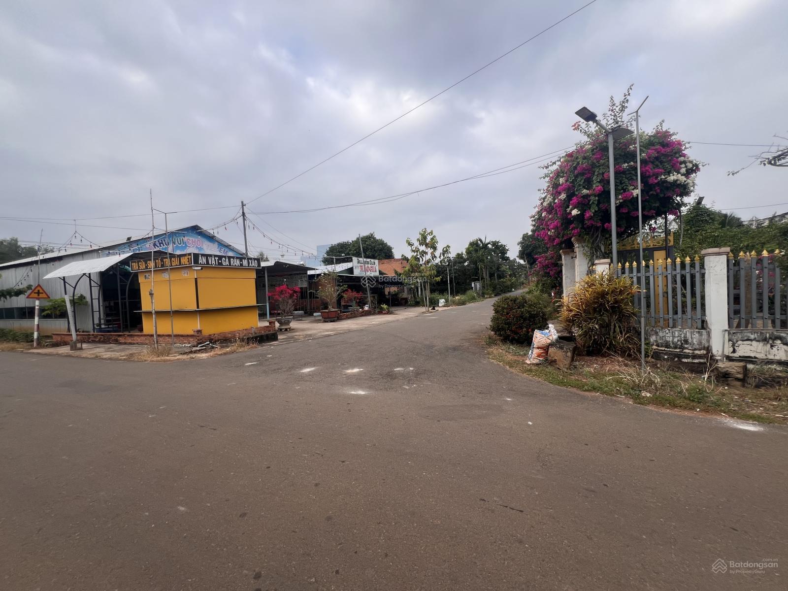 Cần bán căn nhà lô góc 2 mặt tiền đường, gần công viên, vị trí kinh doanh thuận lợi. LH 0972 773 ***