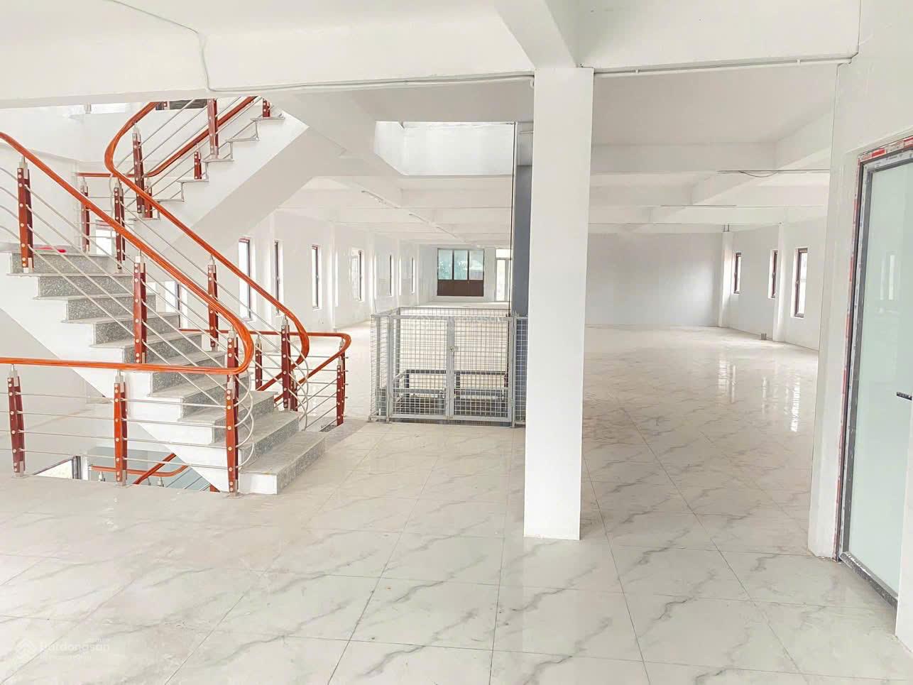 Cho thuê kho 300m2 đường lớn xe tải tại Hoà Khánh Bắc, sẵn điện 3 pha, giá 15 triệu