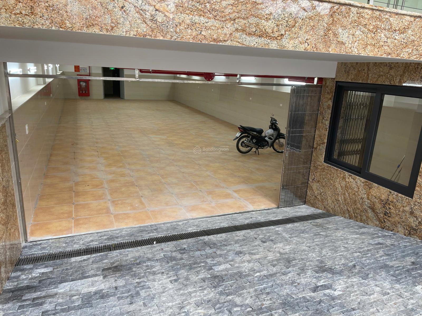 Cho thuê nhà Cầu Diễn, Bắc Từ Liêm, 150m2 * 6,5 tầng 1 hầm, MT 8m thông sàn, thang máy, giá 80 tr