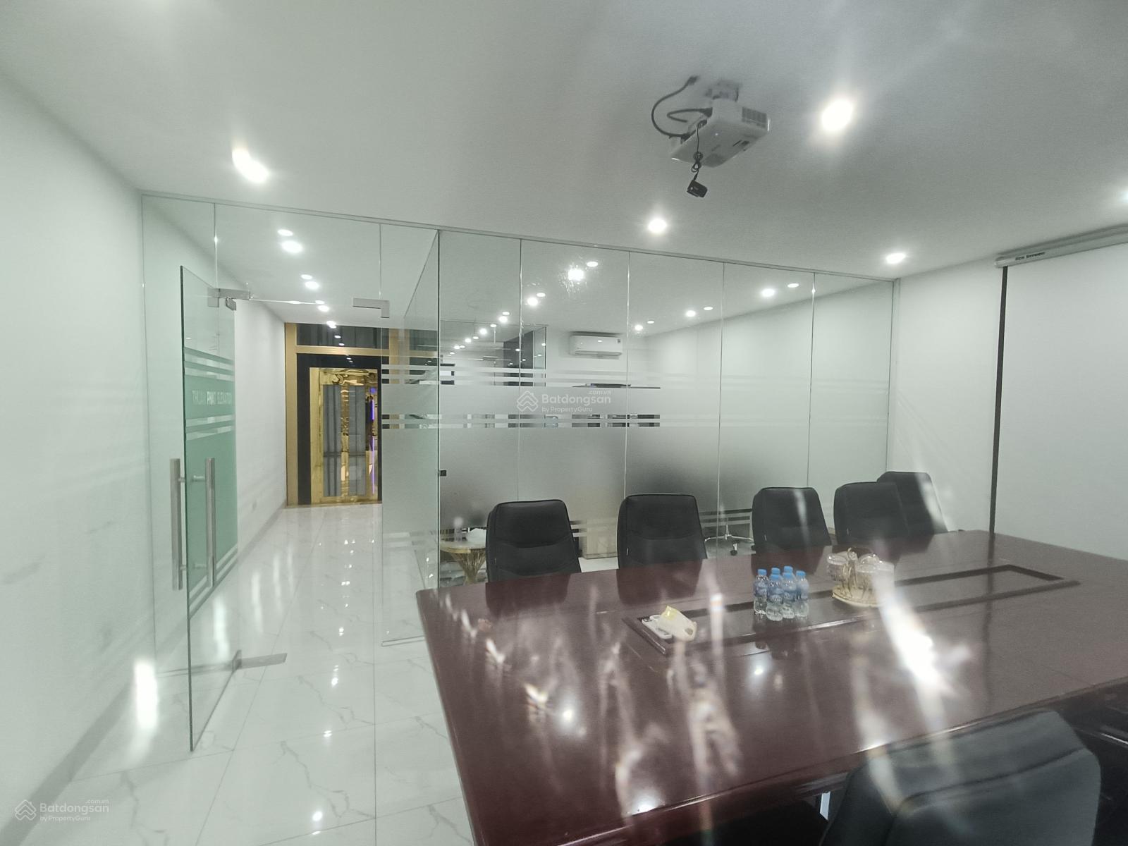 Cho thuê nhà Thiên Hiền DT 70m, 8 tầng, MT 5m,Thông sàn thang máy điều hòa nóng lạnh giá 65 triệu