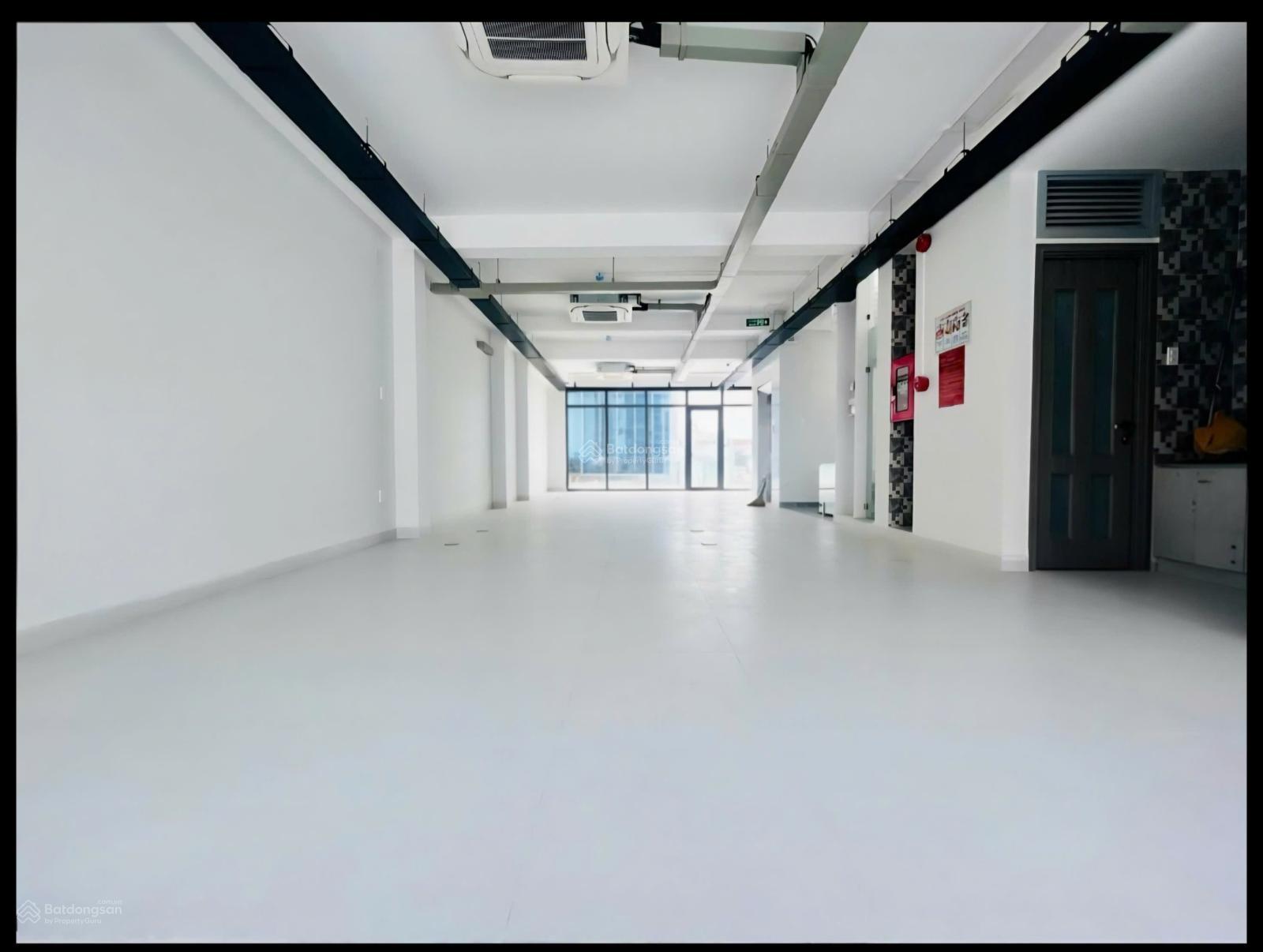 Nhà Nguyên Căn Văn Phòng Đường Lê Trung Nghĩa, Phường 12. DT: 8x23m. Trệt, Lửng, 4 Lầu. Sàn Suốt.