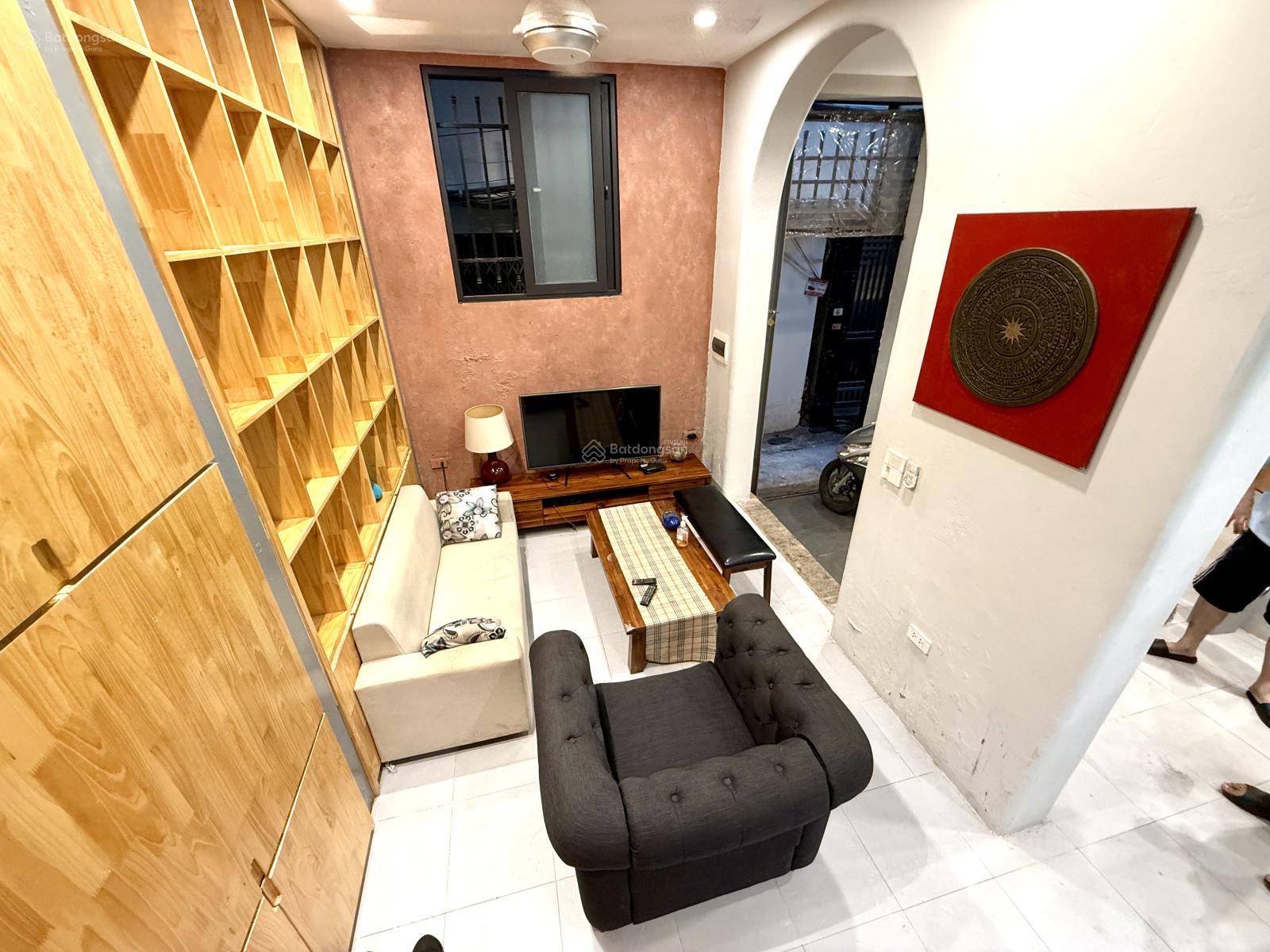 Căn nhà đẹp 3 tầng bán ở mặt công viên Thủ Lệ phố Bưởi và Đào Tấn đi vào, gần chợ Căn nhà đẹp 3 tầng bán ở mặt công viên Thủ Lệ phố Bưởi và Đào Tấn đi vào, gần chợ