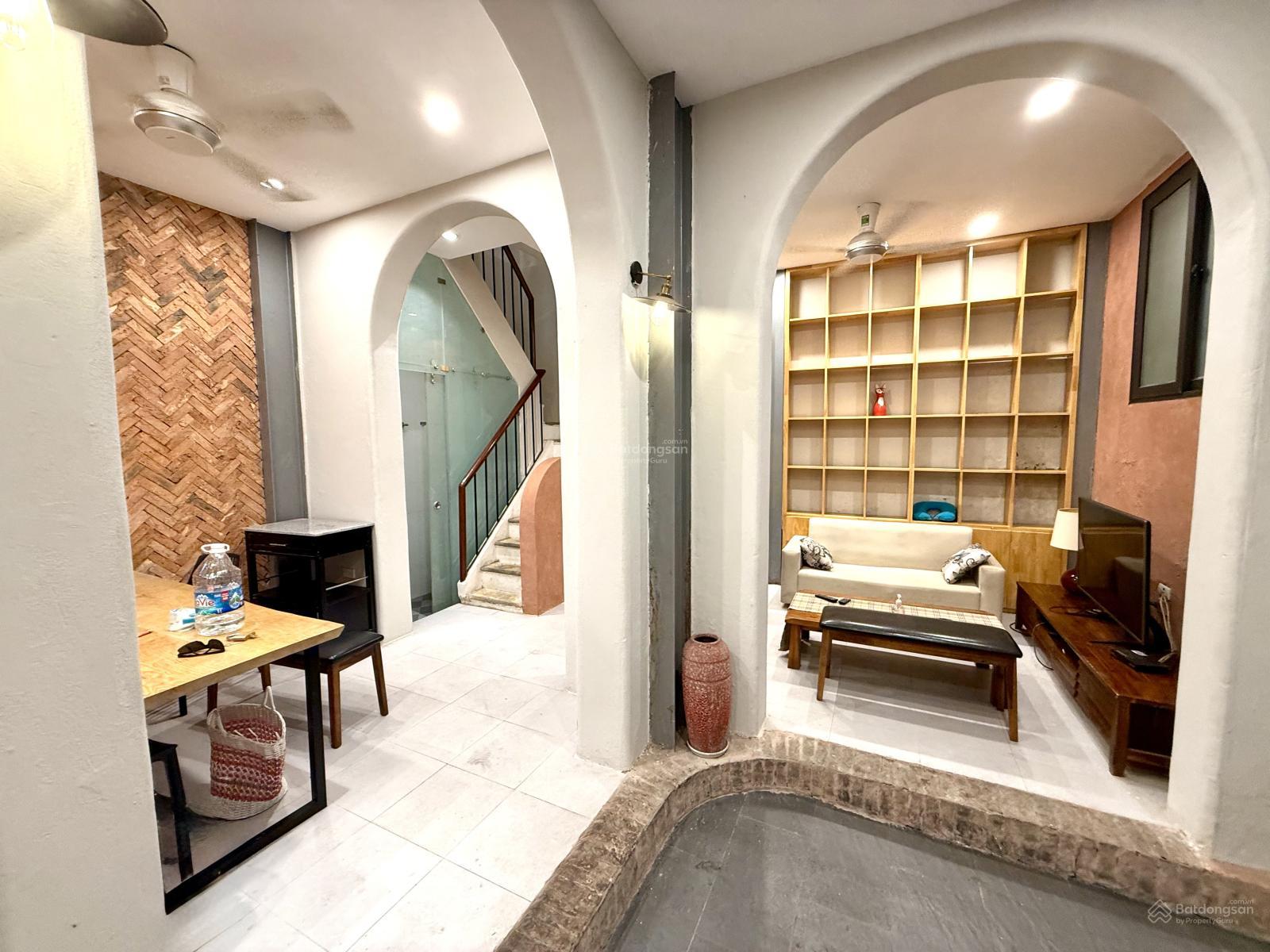 Căn nhà đẹp 3 tầng bán ở mặt công viên Thủ Lệ phố Bưởi và Đào Tấn đi vào, gần chợ Căn nhà đẹp 3 tầng bán ở mặt công viên Thủ Lệ phố Bưởi và Đào Tấn đi vào, gần chợ