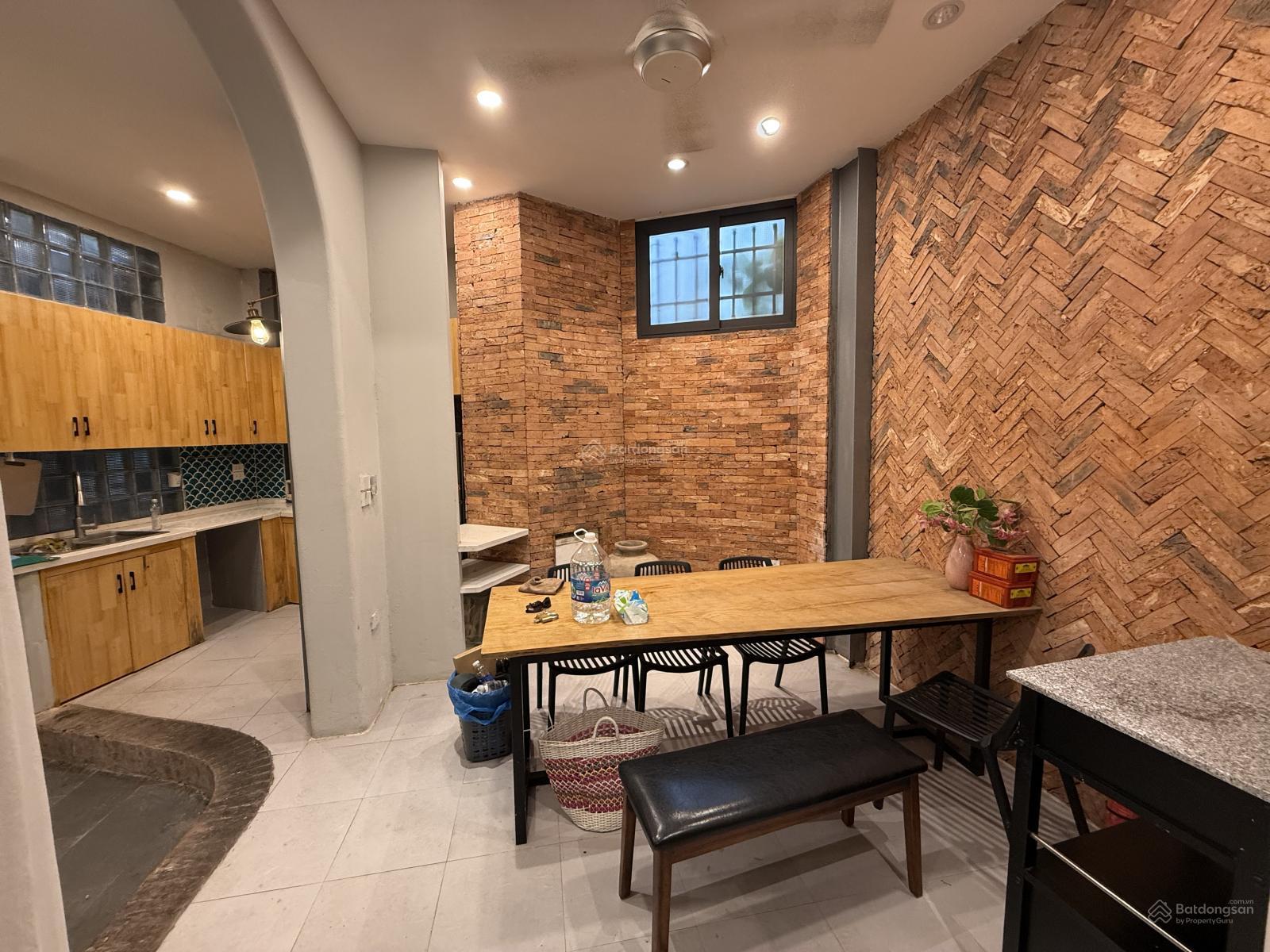 Căn nhà đẹp 3 tầng bán ở mặt công viên Thủ Lệ phố Bưởi và Đào Tấn đi vào, gần chợ