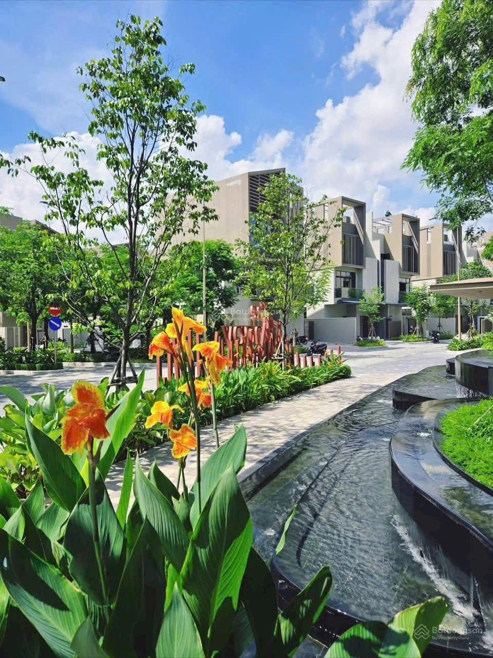 Bán nhanh nhà phố đối diện clubhouse khu biệt thự The Orchard. 176m2 sàn sử dụng. Giá 10,8 tỷ