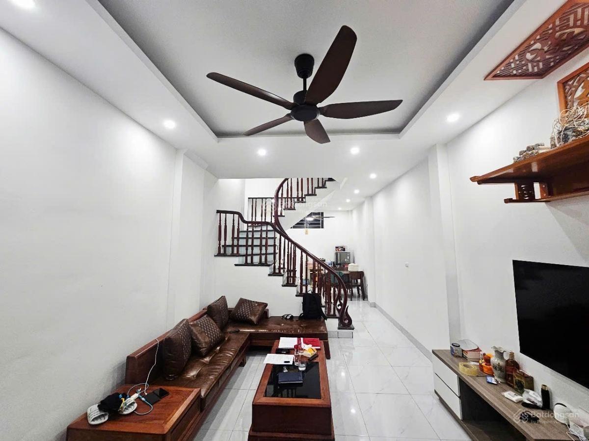 Nhà hiếm. Hoàng Quốc Việt đẳng cấp, 52m2*5T, ô tô đỗ cửa, ô chờ thang máy, dân xây tốt, ở ngay