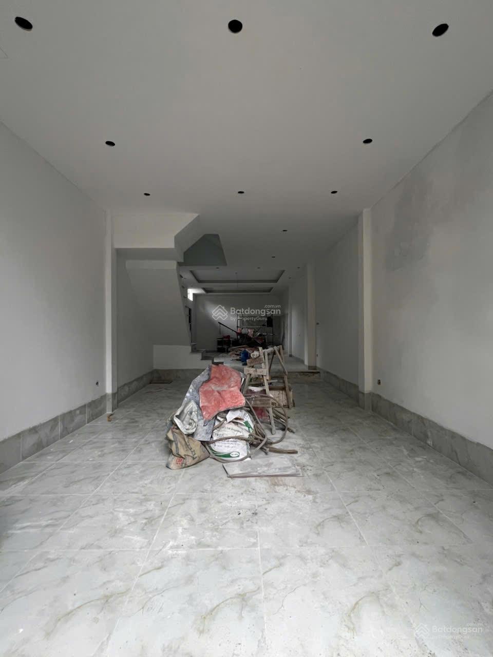 Chính chủ bán nhà 3 tầng, DT 80.5m2, đường thông, thiết kế gara ô tô, lắp đầy đủ nội thất sẵn ở