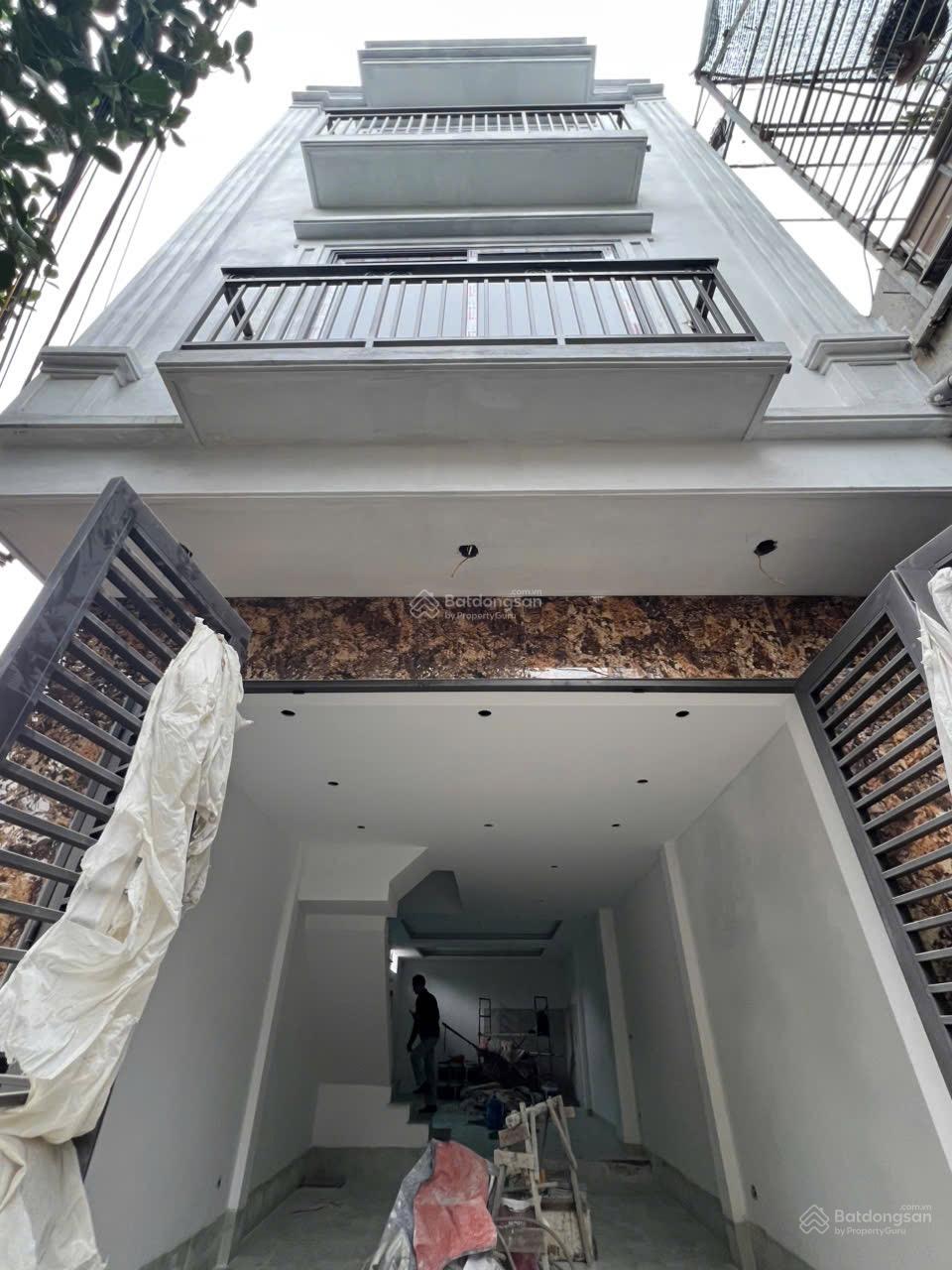 Chính chủ bán nhà 3 tầng, DT 80.5m2, đường thông, thiết kế gara ô tô, lắp đầy đủ nội thất sẵn ở