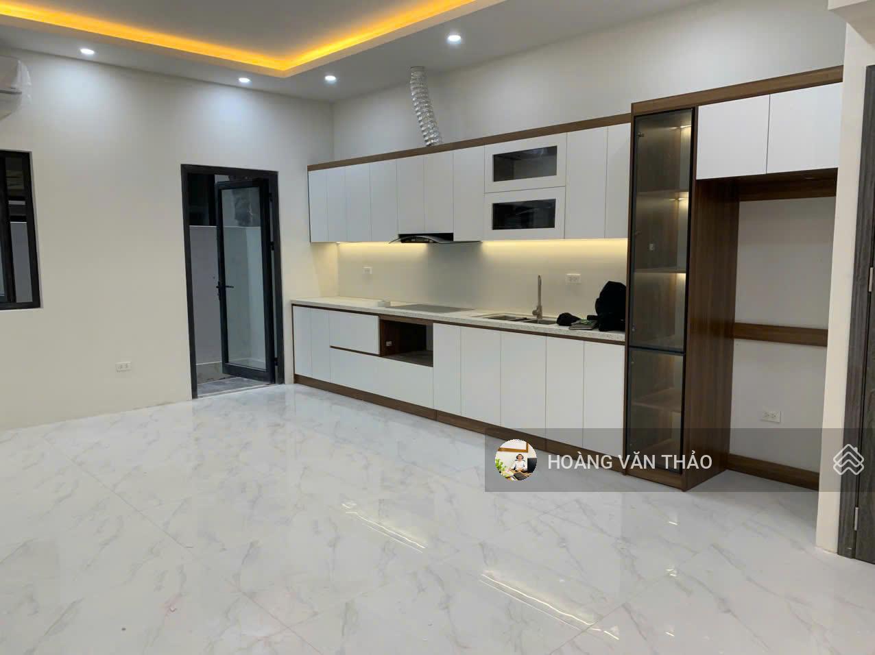 Cho thuê căn liền kề Vinhomes Ocean Park 3, khu Phố Biển, hoàn thiện 2 tầng, đồ cơ bản, giá 10tr BP