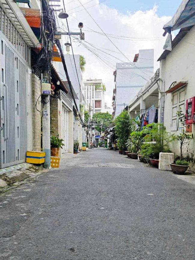 Bán nhà đẹp Tân Phú, sát chợ Tân Hương, HXH, chỉ 5,6 tỷ